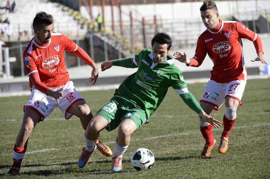 Ciano dell&#39;Avellino in mezzo a due avversari durante Varese-Avellino 1-1. LaPresse